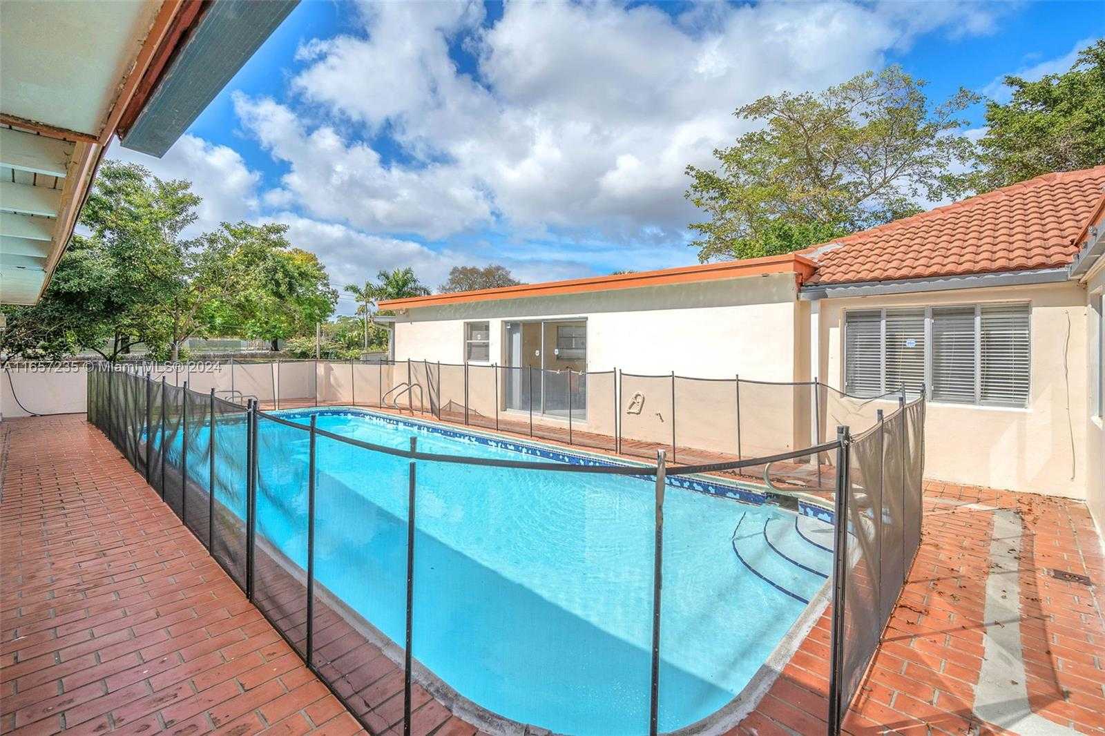 Small Image of 600 Camellia Ct, Plantation, FL 33317, USA Number 2