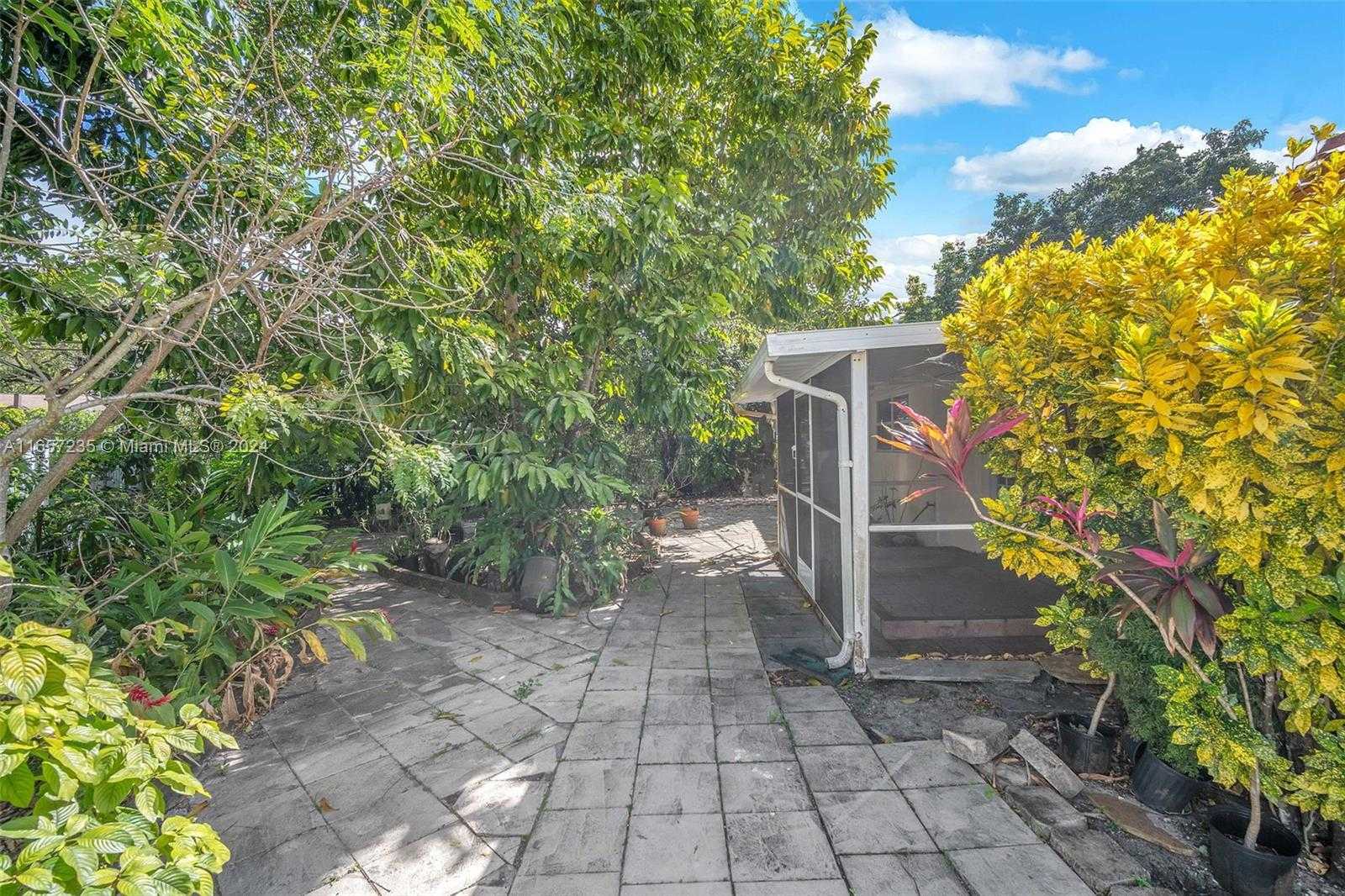 Small Image of 600 Camellia Ct, Plantation, FL 33317, USA Number 21
