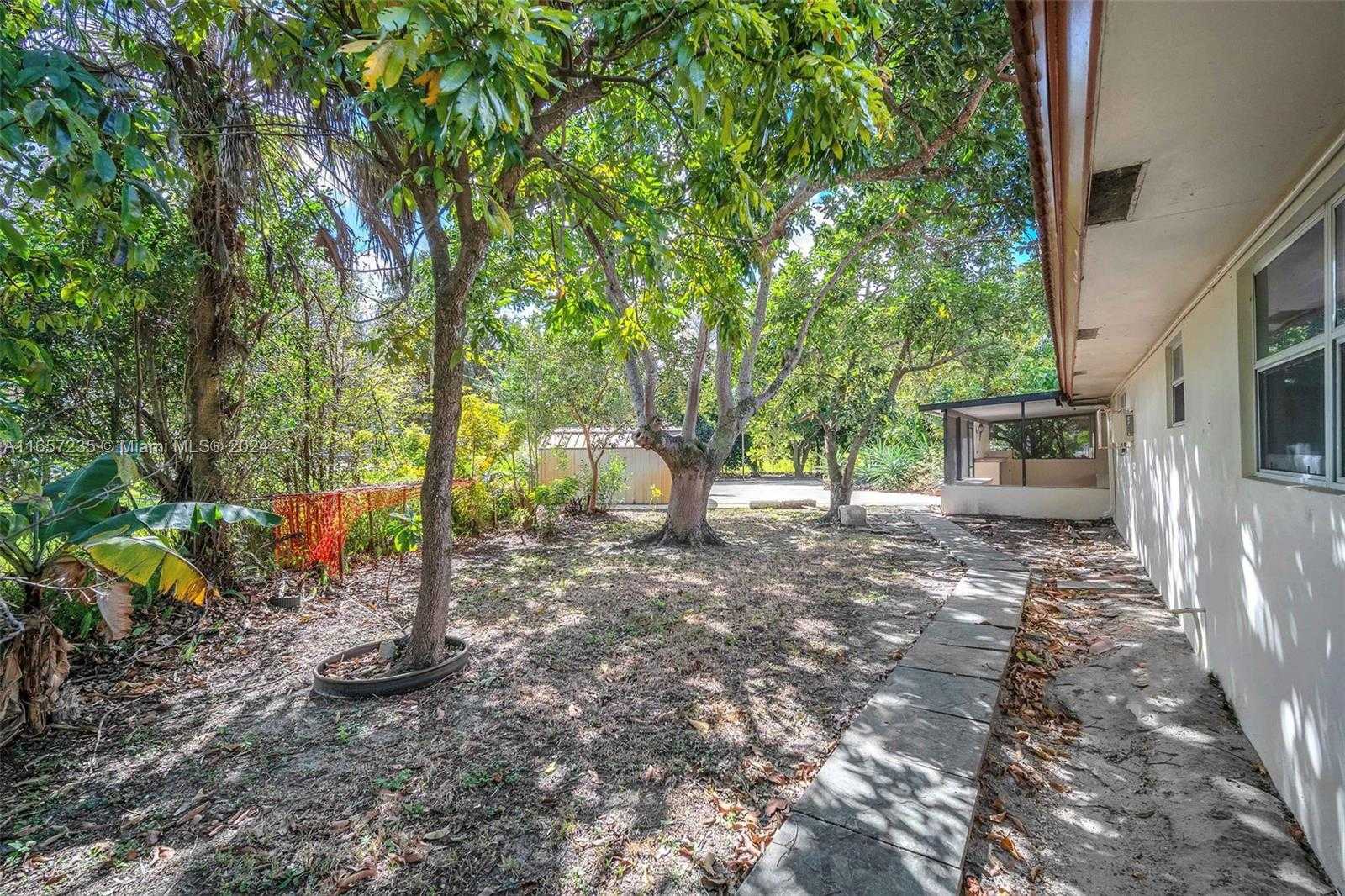Small Image of 600 Camellia Ct, Plantation, FL 33317, USA Number 22