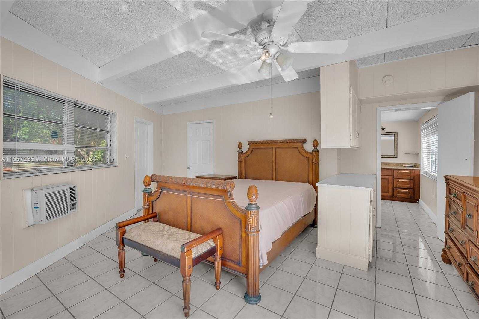 Small Image of 600 Camellia Ct, Plantation, FL 33317, USA Number 26