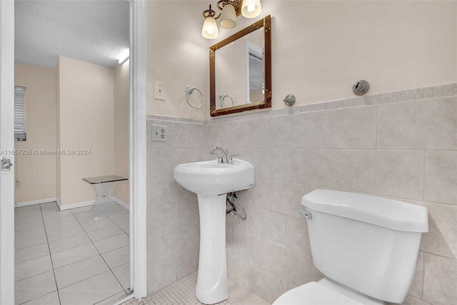 Small Image of 600 Camellia Ct, Plantation, FL 33317, USA Number 29