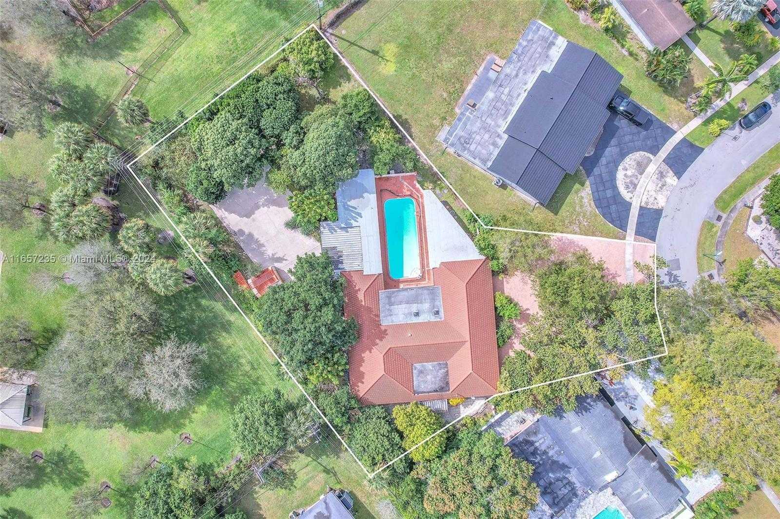 Small Image of 600 Camellia Ct, Plantation, FL 33317, USA Number 3