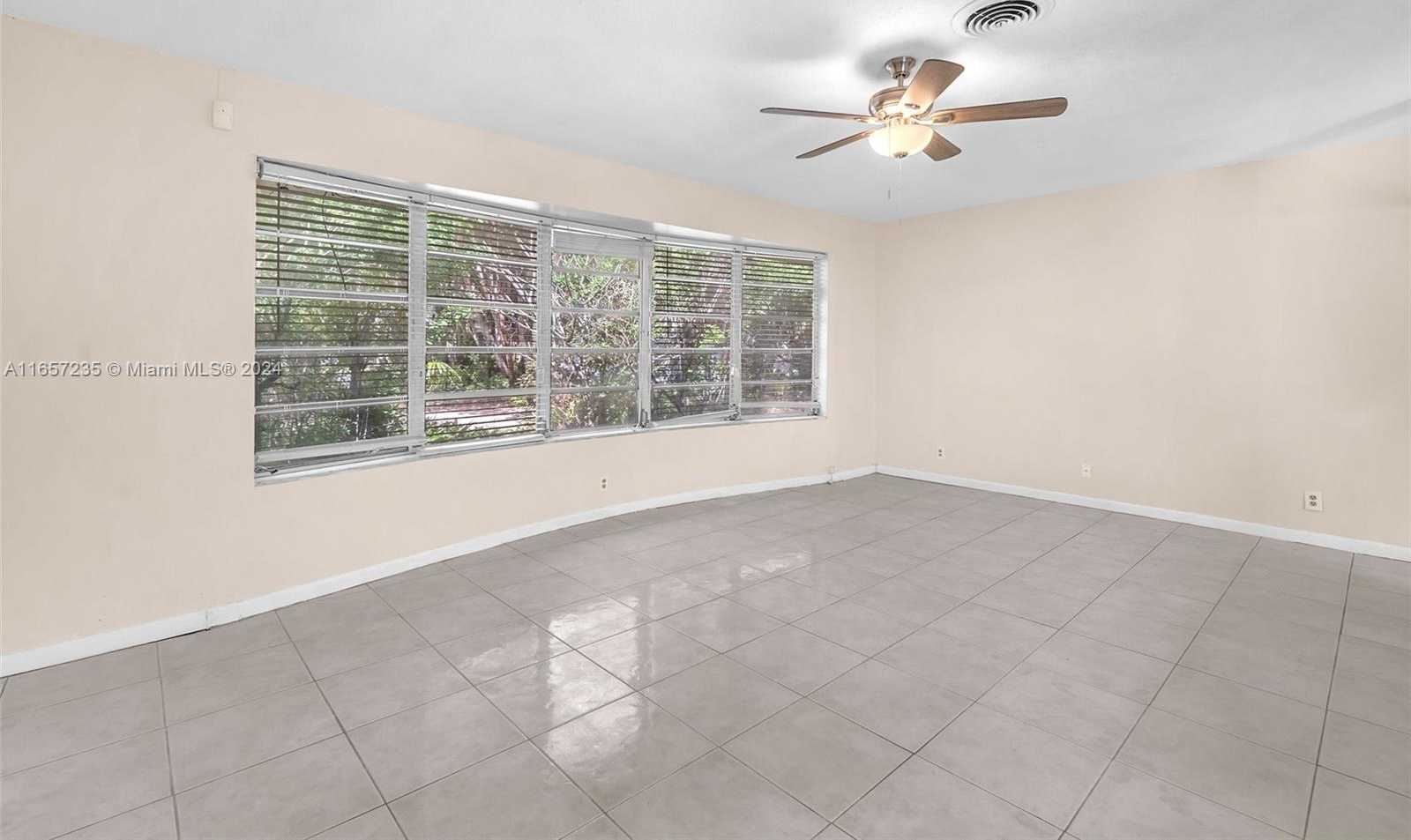 Small Image of 600 Camellia Ct, Plantation, FL 33317, USA Number 30