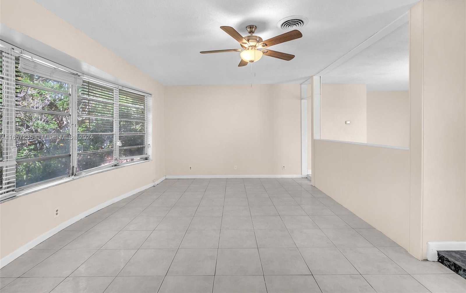 Small Image of 600 Camellia Ct, Plantation, FL 33317, USA Number 31