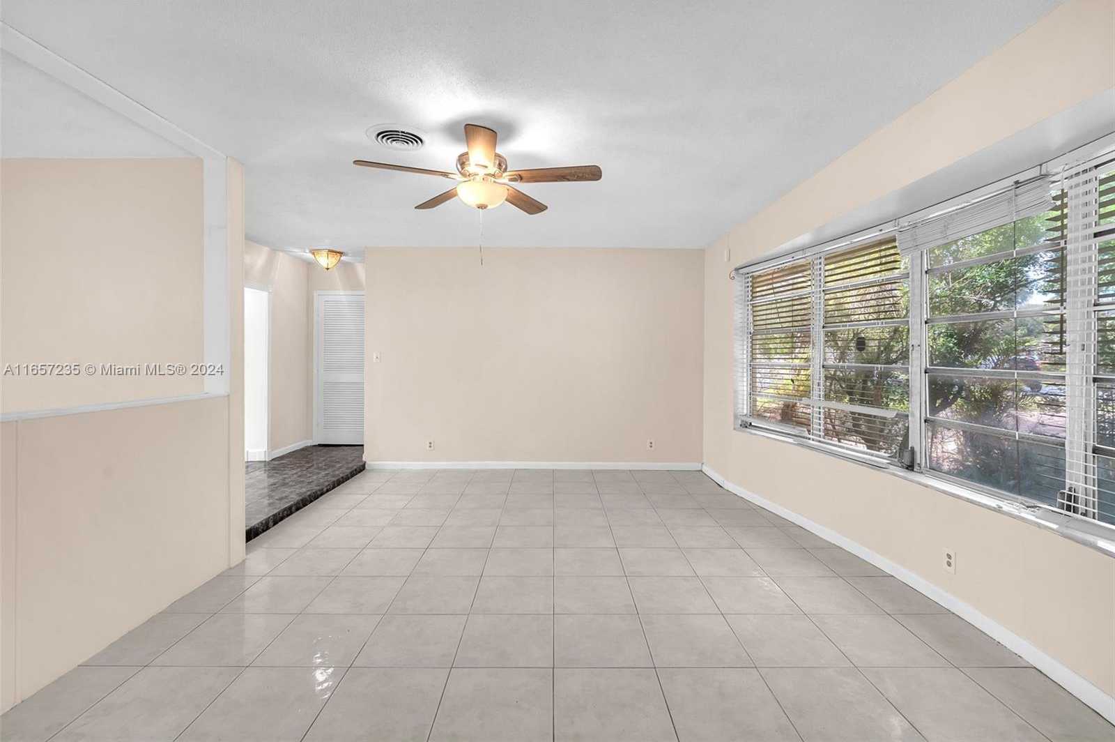 Small Image of 600 Camellia Ct, Plantation, FL 33317, USA Number 34