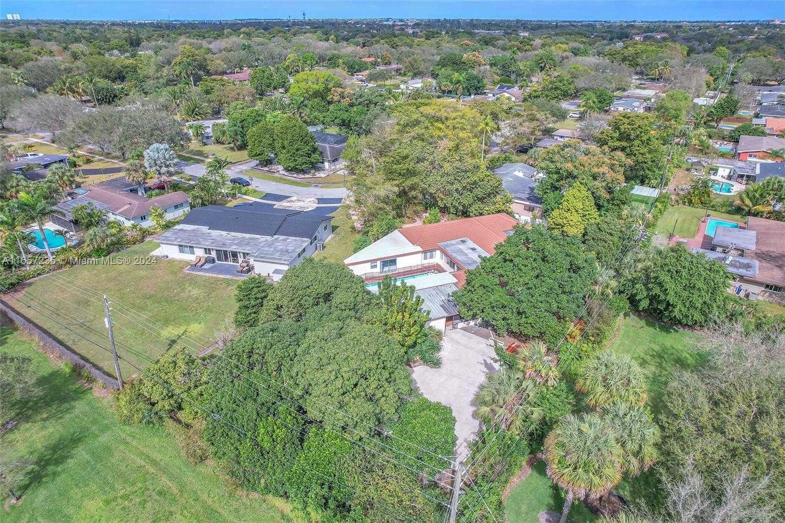 Small Image of 600 Camellia Ct, Plantation, FL 33317, USA Number 4