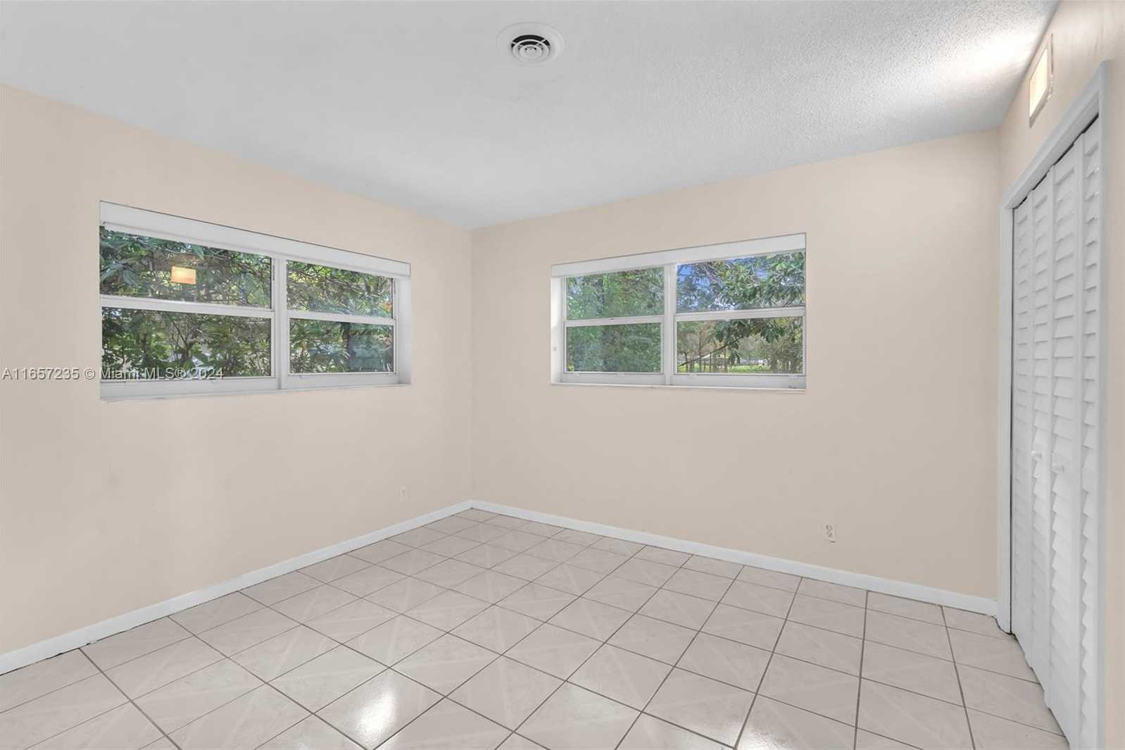 Small Image of 600 Camellia Ct, Plantation, FL 33317, USA Number 47