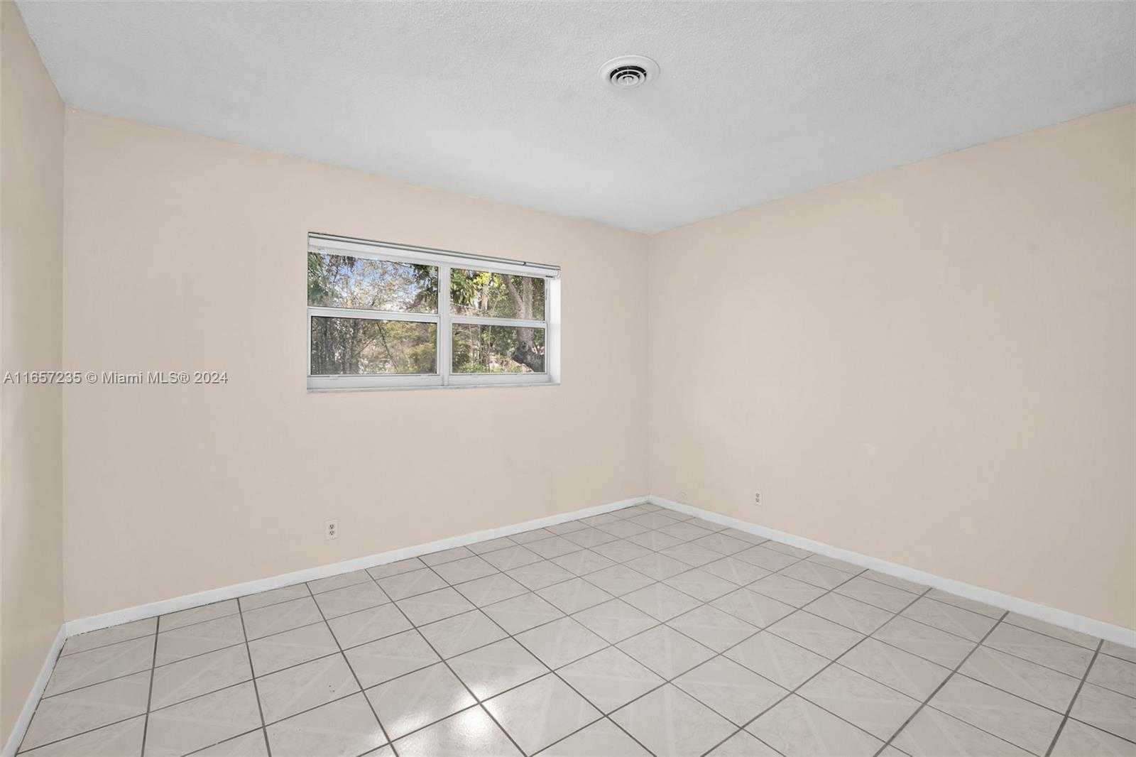 Small Image of 600 Camellia Ct, Plantation, FL 33317, USA Number 48