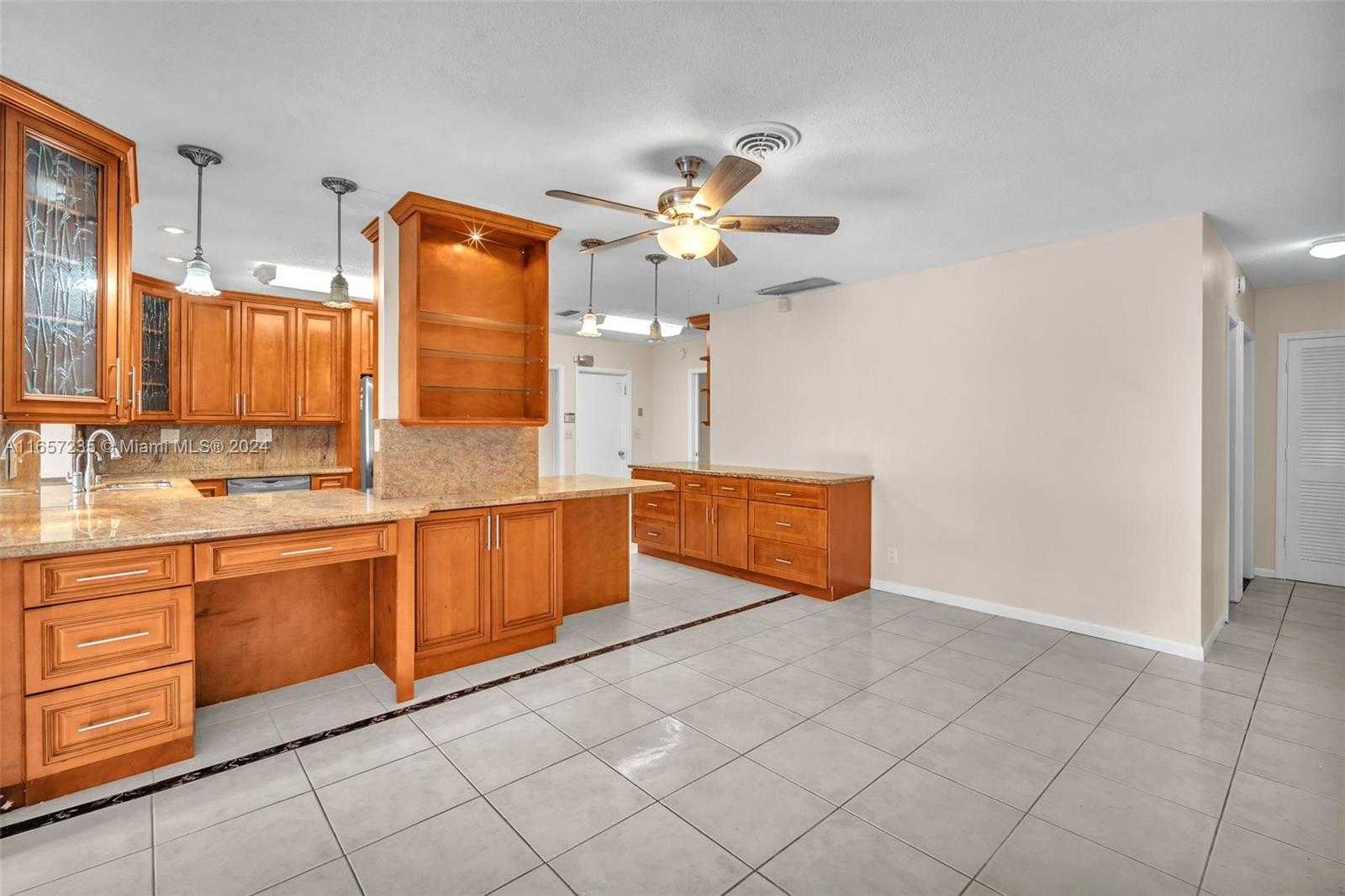 Small Image of 600 Camellia Ct, Plantation, FL 33317, USA Number 51