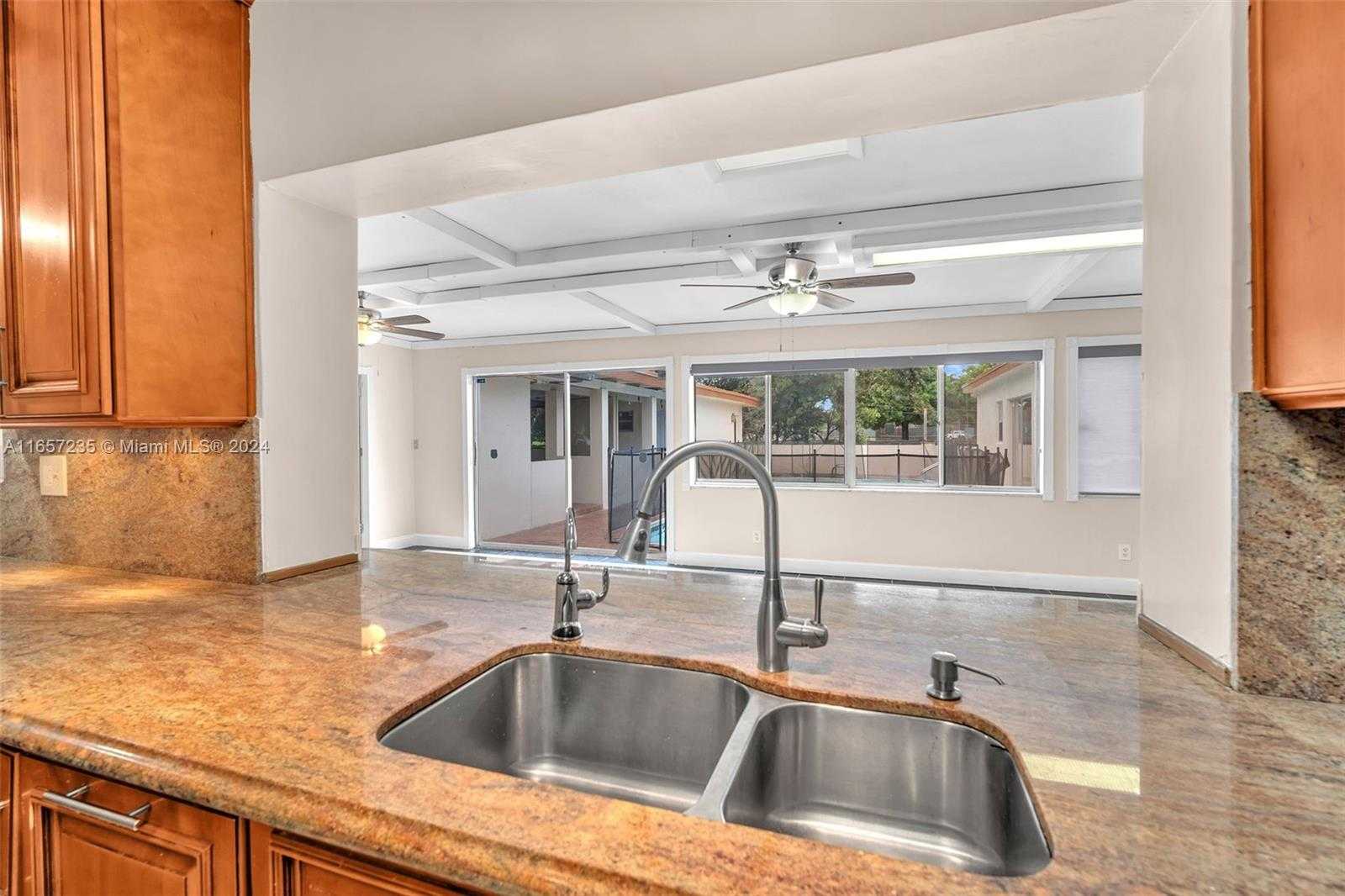 Small Image of 600 Camellia Ct, Plantation, FL 33317, USA Number 53