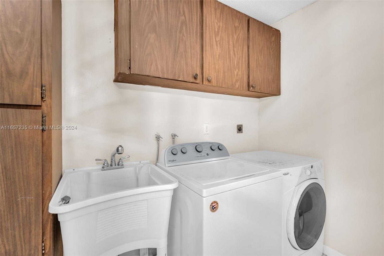 Small Image of 600 Camellia Ct, Plantation, FL 33317, USA Number 56