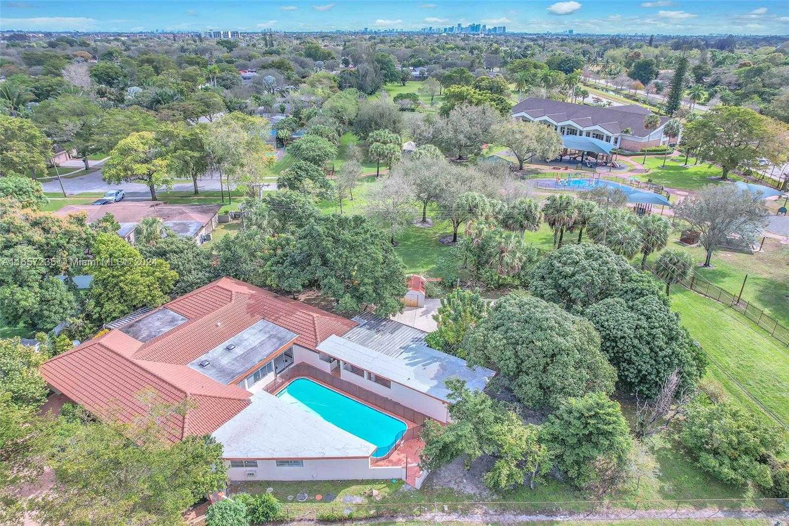 Small Image of 600 Camellia Ct, Plantation, FL 33317, USA Number 6