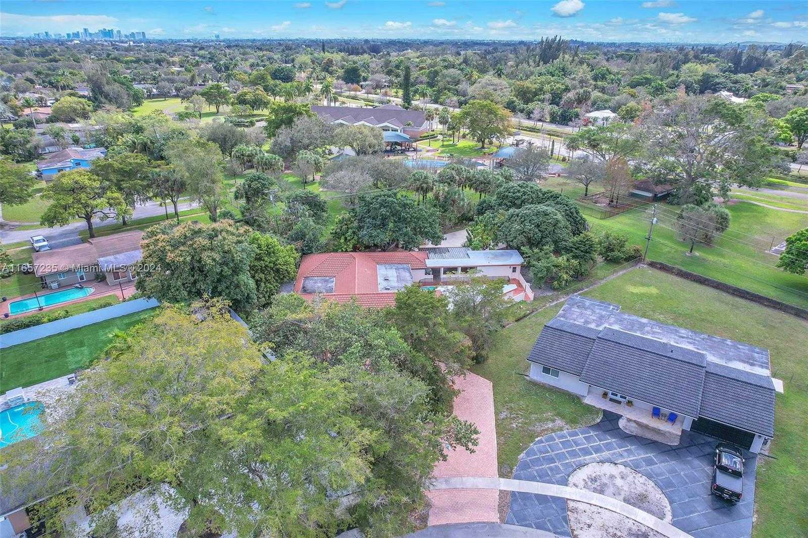 Small Image of 600 Camellia Ct, Plantation, FL 33317, USA Number 66