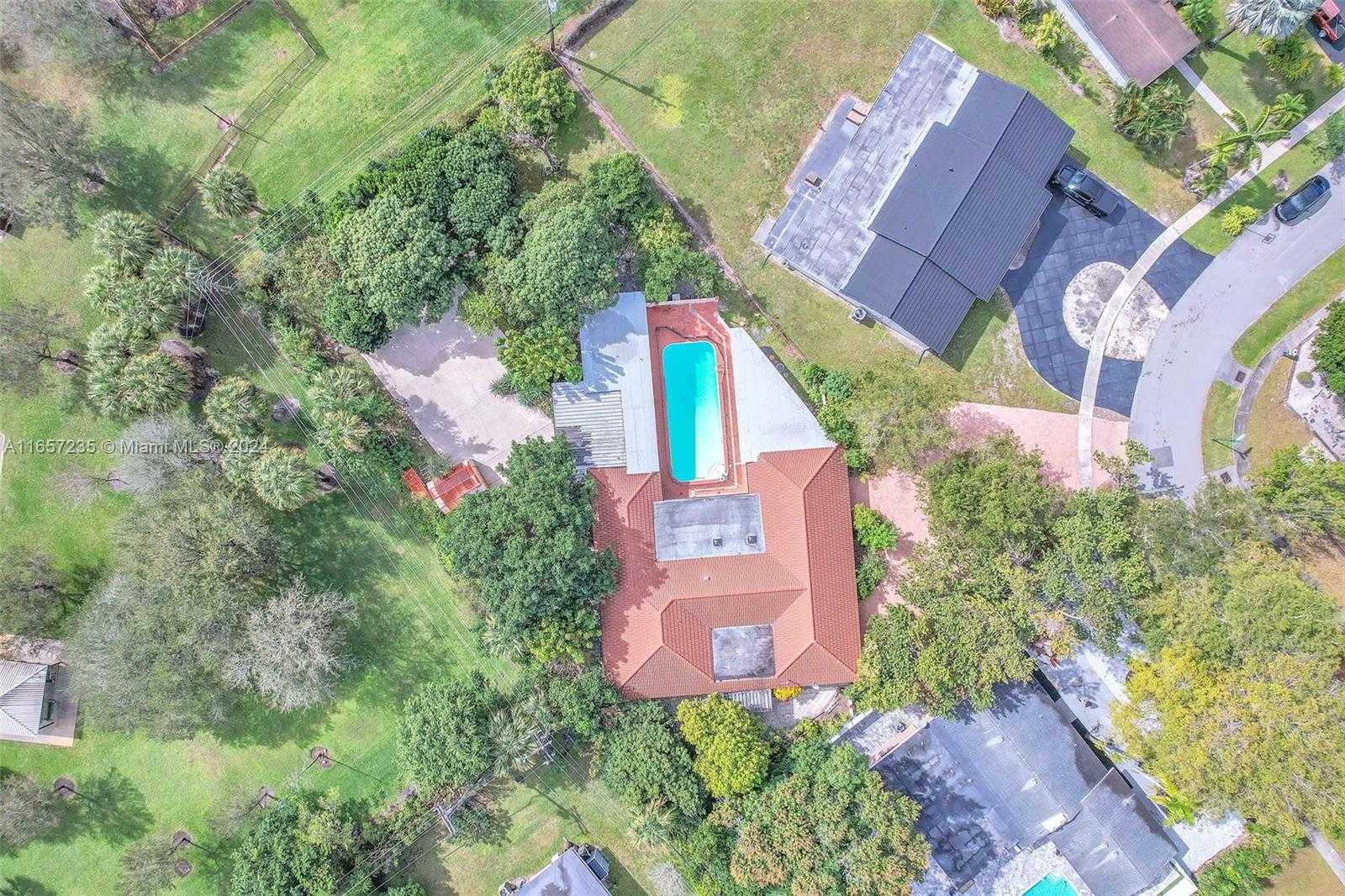 Small Image of 600 Camellia Ct, Plantation, FL 33317, USA Number 68