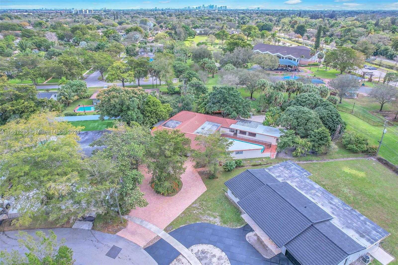 Small Image of 600 Camellia Ct, Plantation, FL 33317, USA Number 7