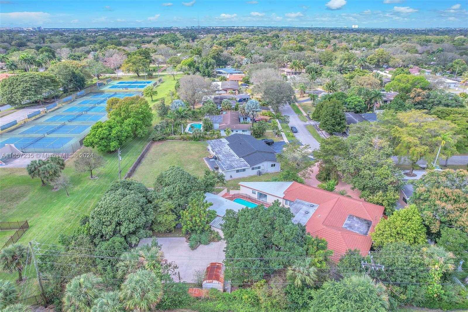 Small Image of 600 Camellia Ct, Plantation, FL 33317, USA Number 70