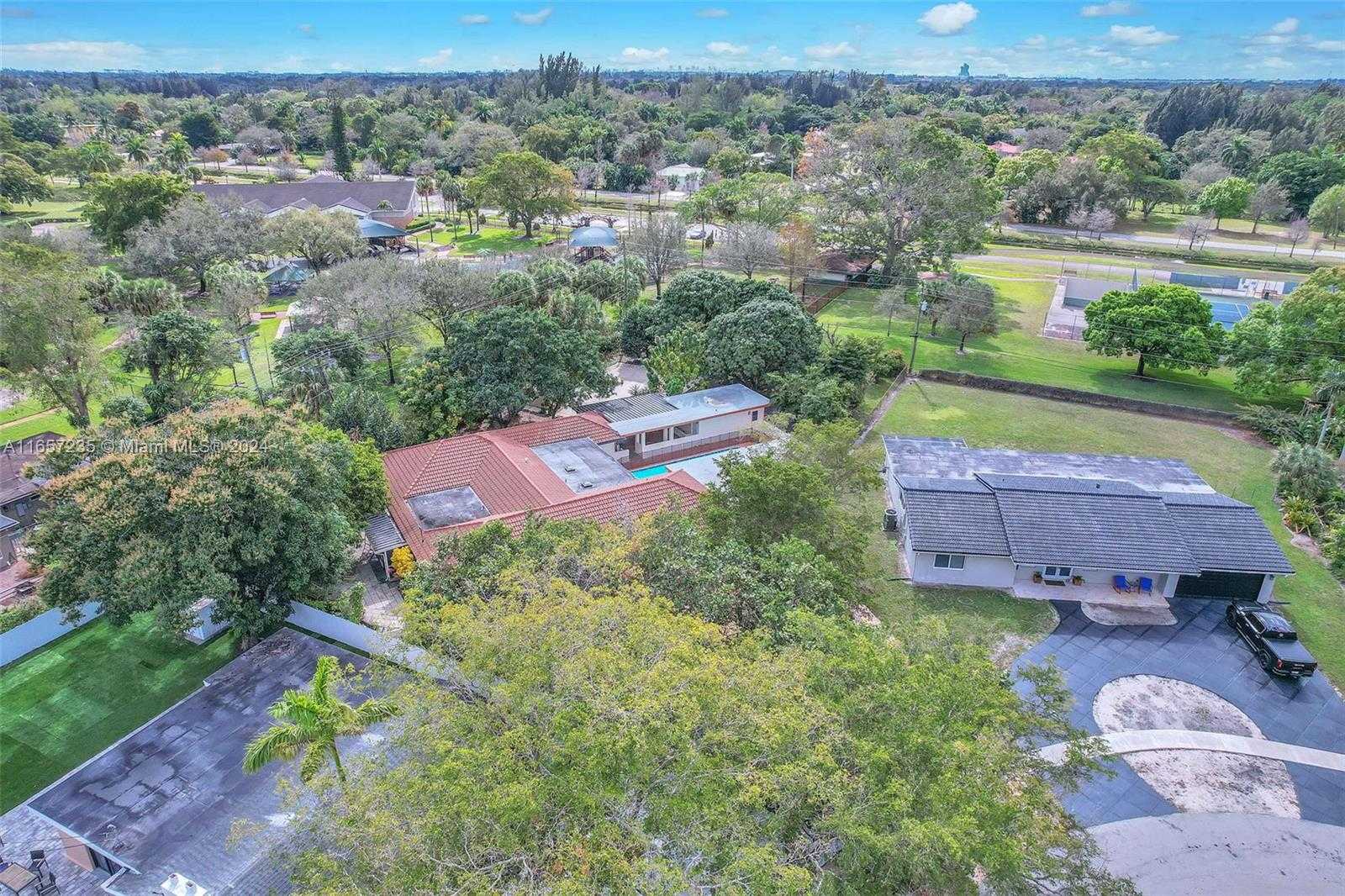 Small Image of 600 Camellia Ct, Plantation, FL 33317, USA Number 71