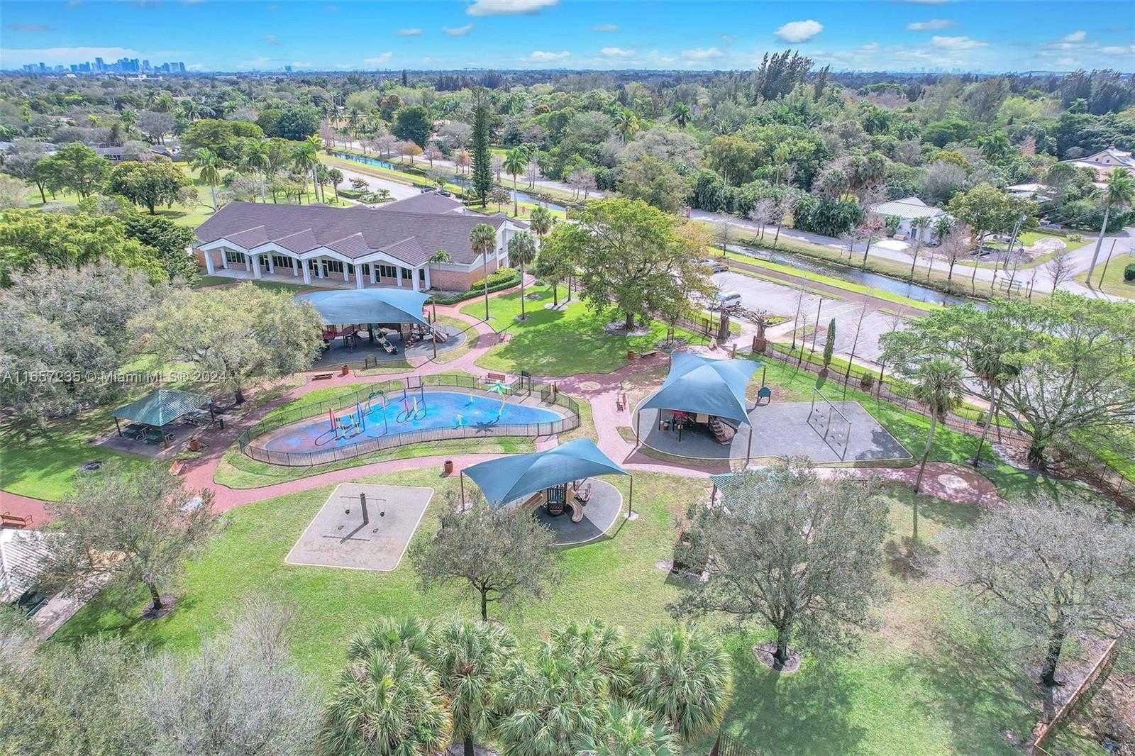Small Image of 600 Camellia Ct, Plantation, FL 33317, USA Number 9