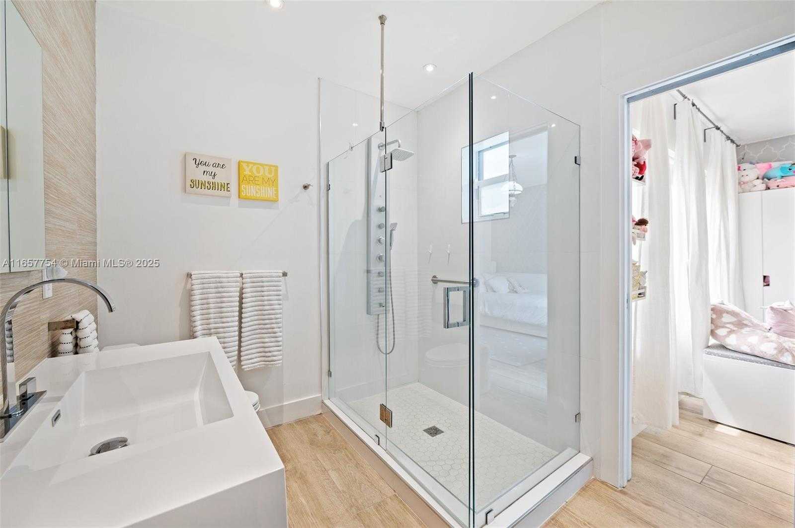 Small Image of 3551 EAST GLENCOE ST, Miami Number 21