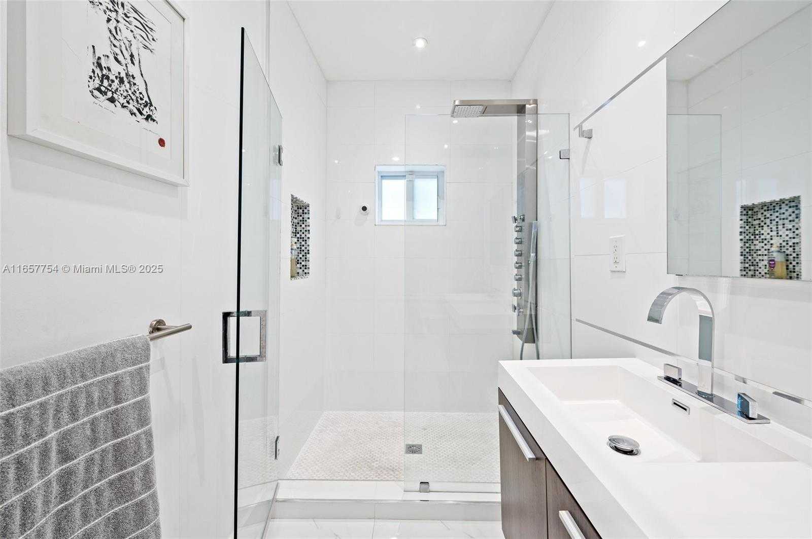 Small Image of 3551 EAST GLENCOE ST, Miami Number 22