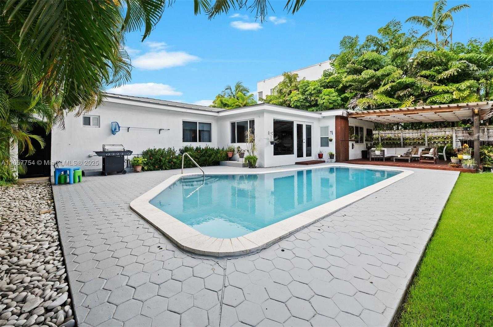 Small Image of 3551 EAST GLENCOE ST, Miami Number 30