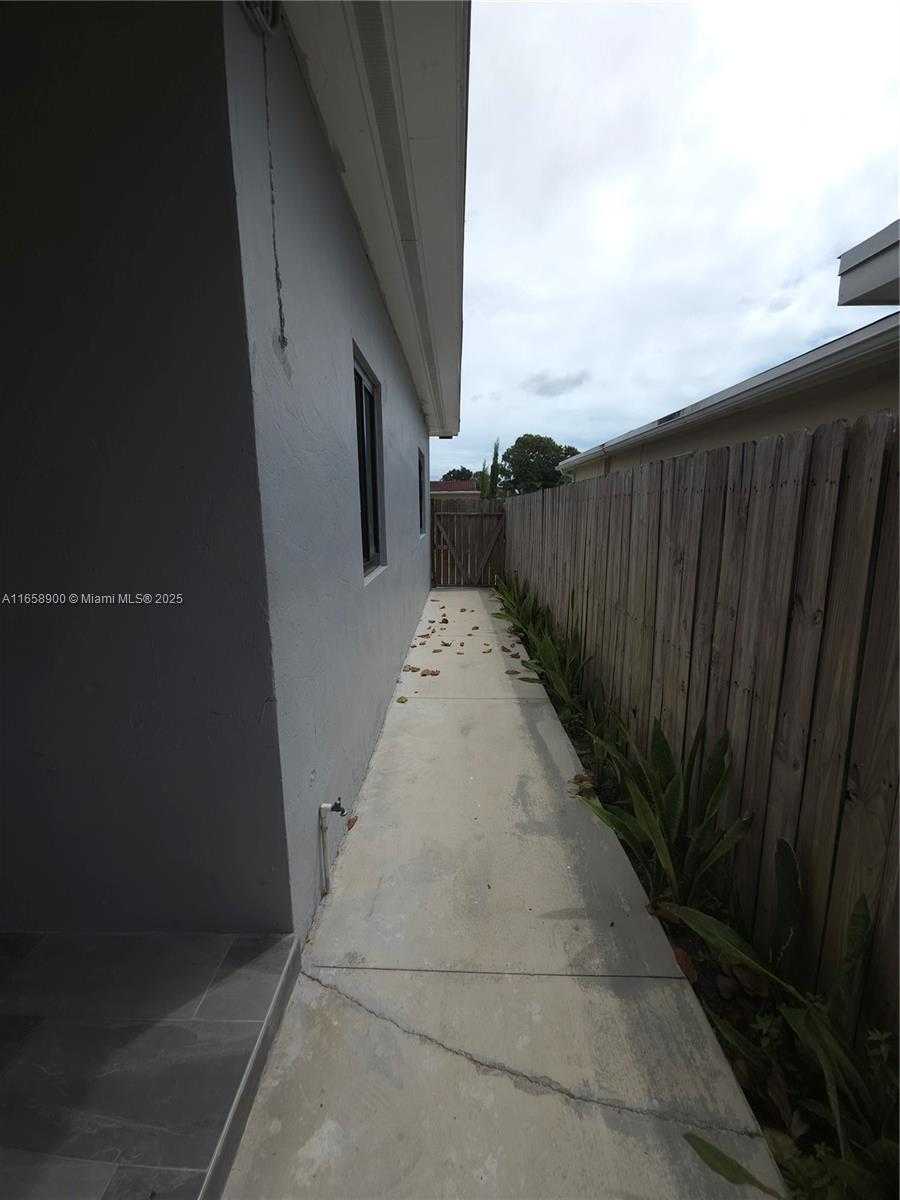 Small Image of 150 SOUTH WEST 52ND AVE, Miami Number 21