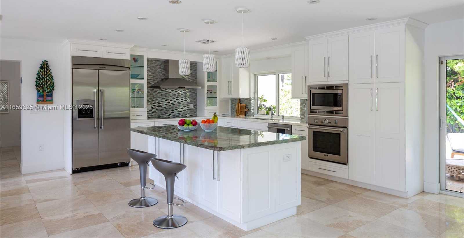 Small Image of 11445 NORTH BAYSHORE DR, North Miami Number 13