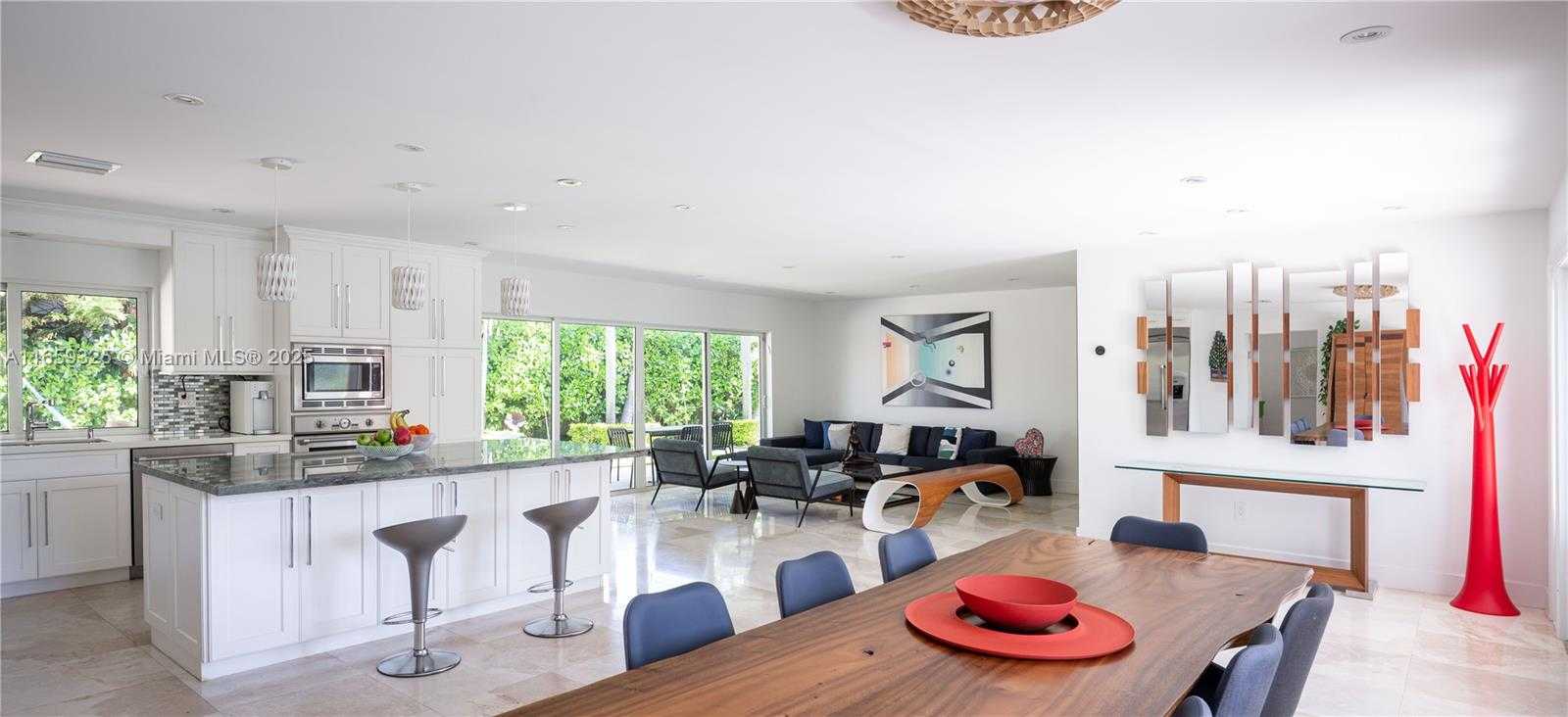Small Image of 11445 NORTH BAYSHORE DR, North Miami Number 15
