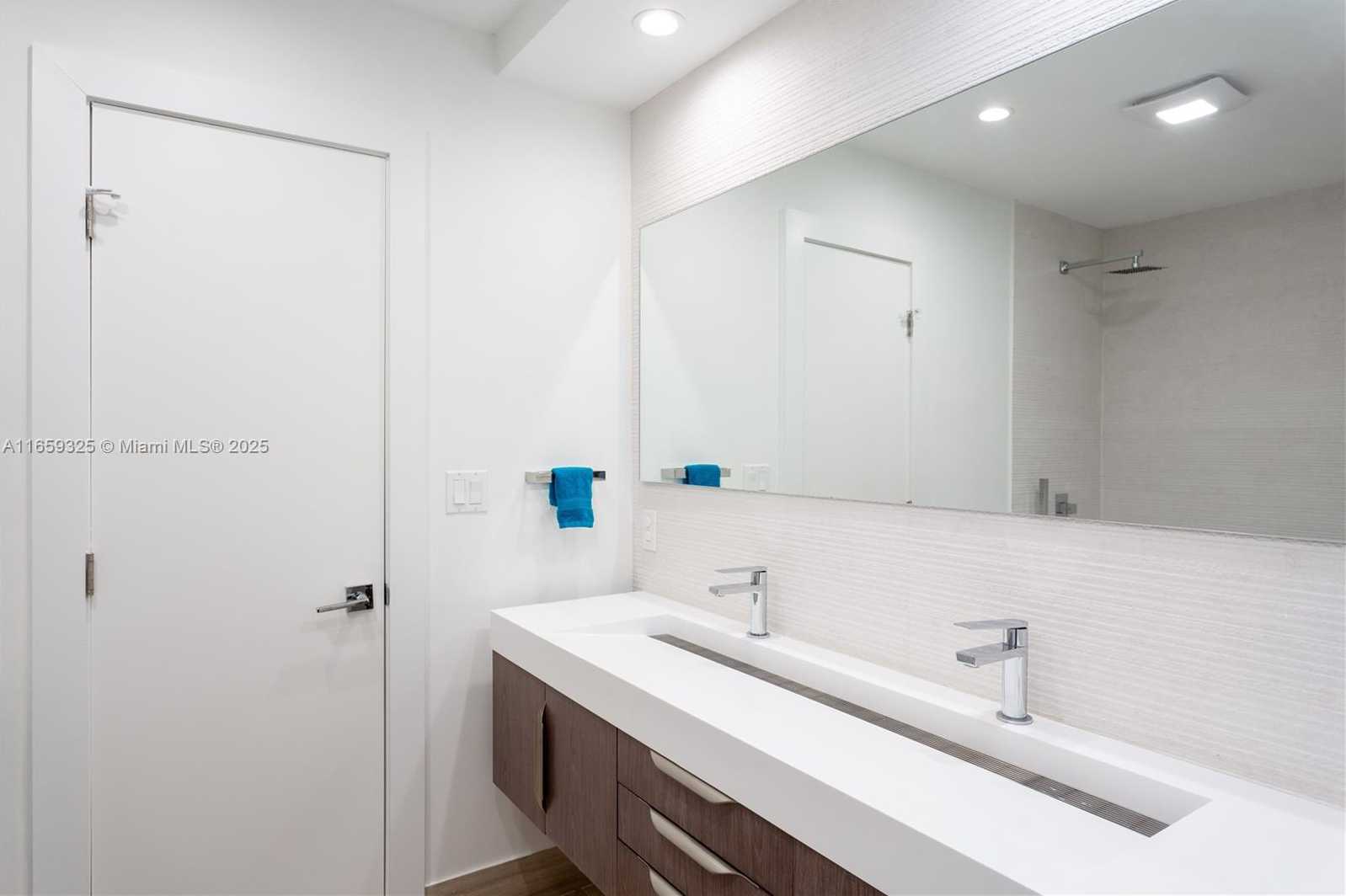 Small Image of 11445 NORTH BAYSHORE DR, North Miami Number 22