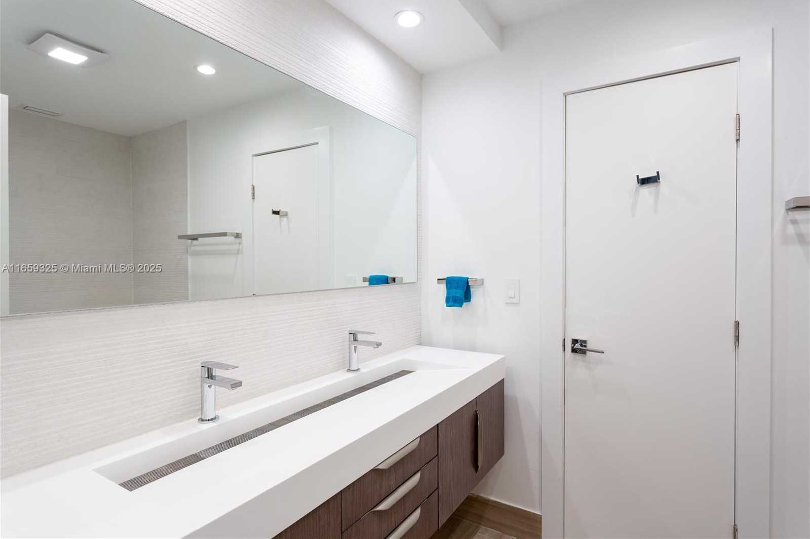 Small Image of 11445 NORTH BAYSHORE DR, North Miami Number 23