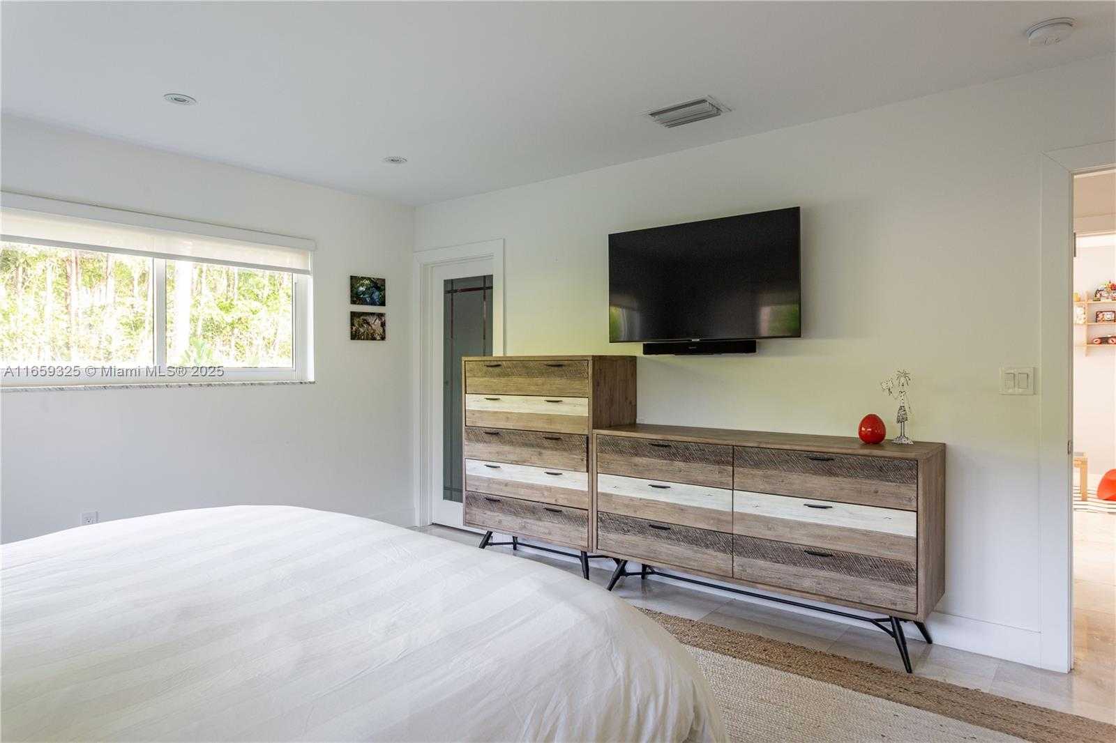 Small Image of 11445 NORTH BAYSHORE DR, North Miami Number 31