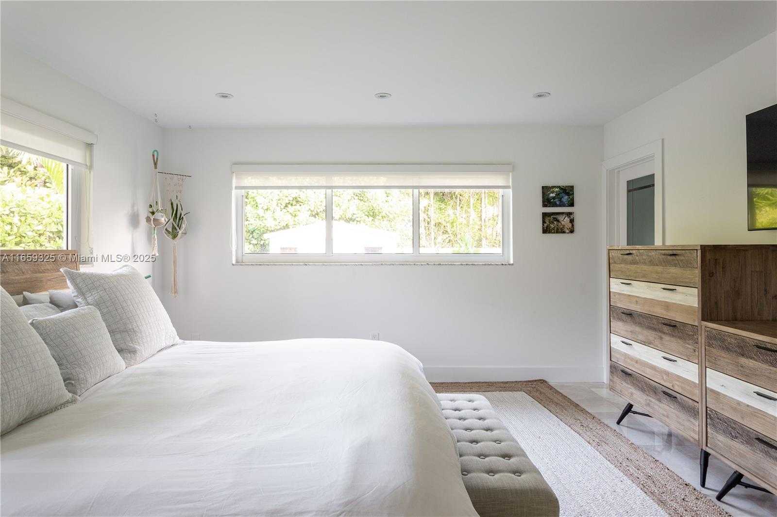 Small Image of 11445 NORTH BAYSHORE DR, North Miami Number 32