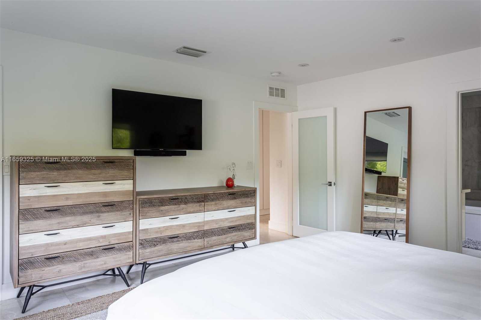 Small Image of 11445 NORTH BAYSHORE DR, North Miami Number 34