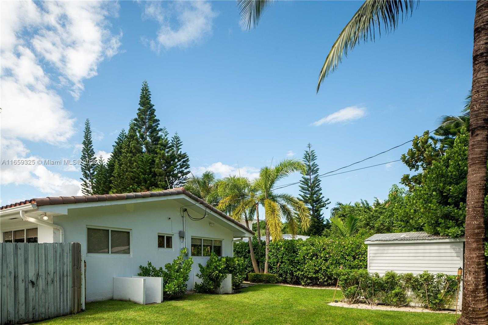 Small Image of 11445 NORTH BAYSHORE DR, North Miami Number 47
