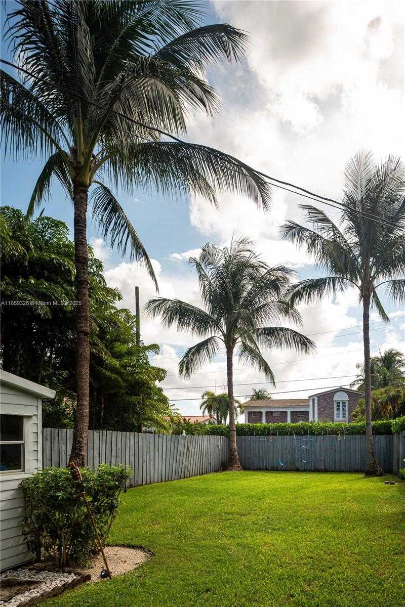 Small Image of 11445 NORTH BAYSHORE DR, North Miami Number 51