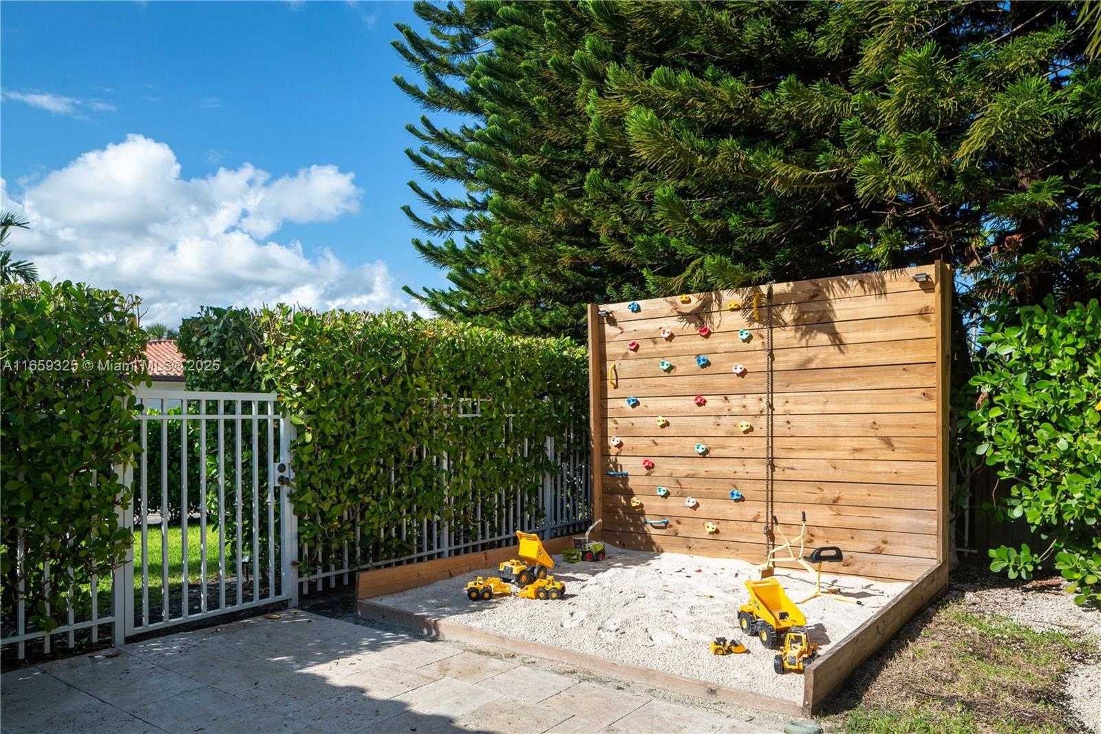 Small Image of 11445 NORTH BAYSHORE DR, North Miami Number 53