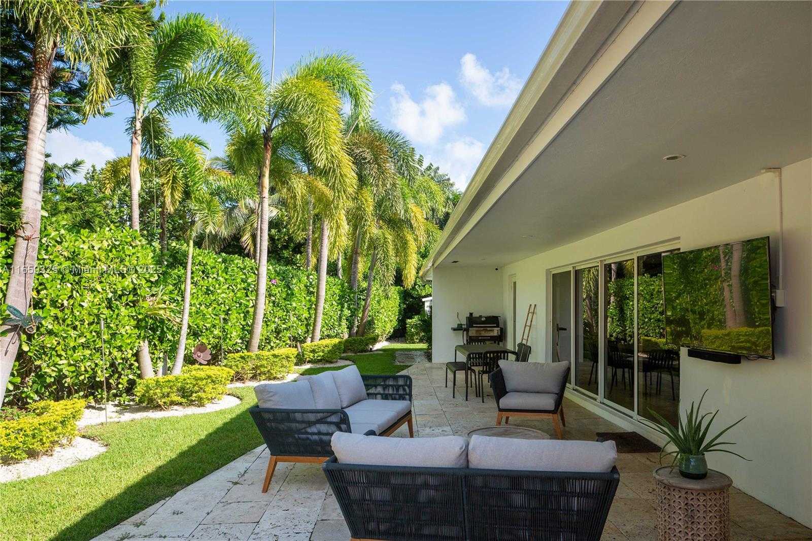 Small Image of 11445 NORTH BAYSHORE DR, North Miami Number 54