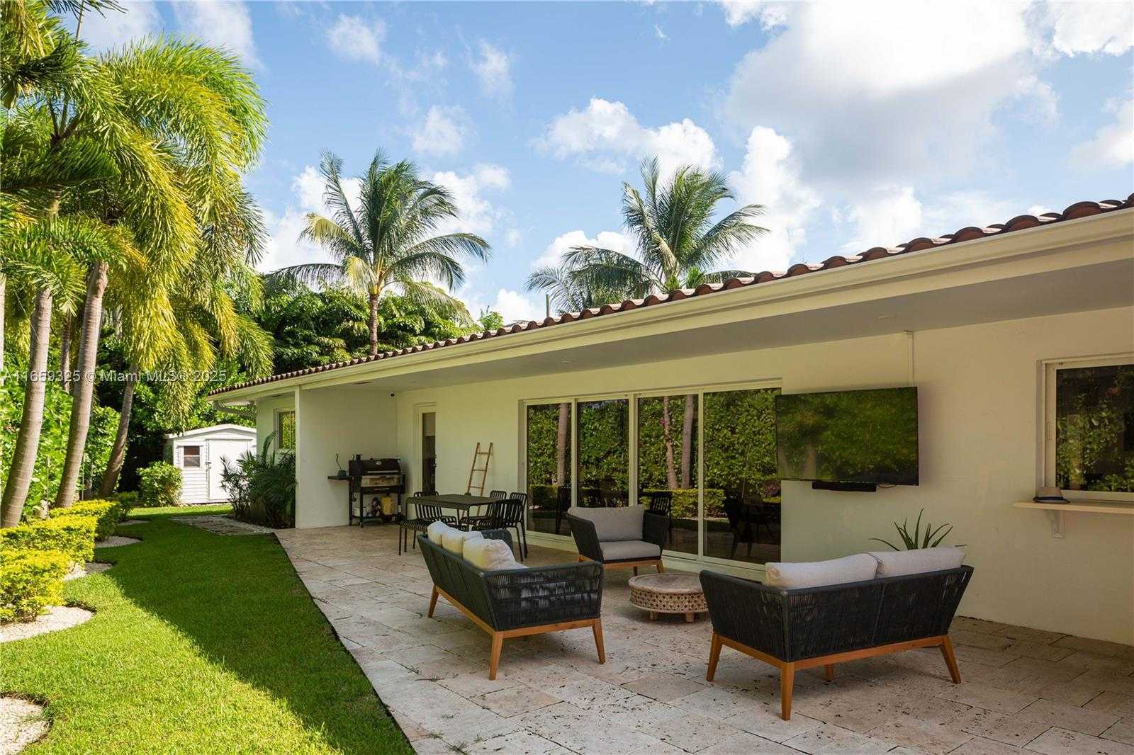 Small Image of 11445 NORTH BAYSHORE DR, North Miami Number 55