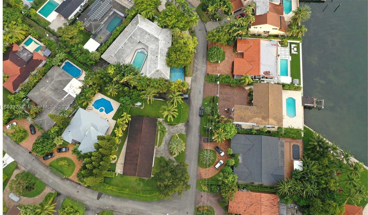 Small Image of 11445 NORTH BAYSHORE DR, North Miami Number 66