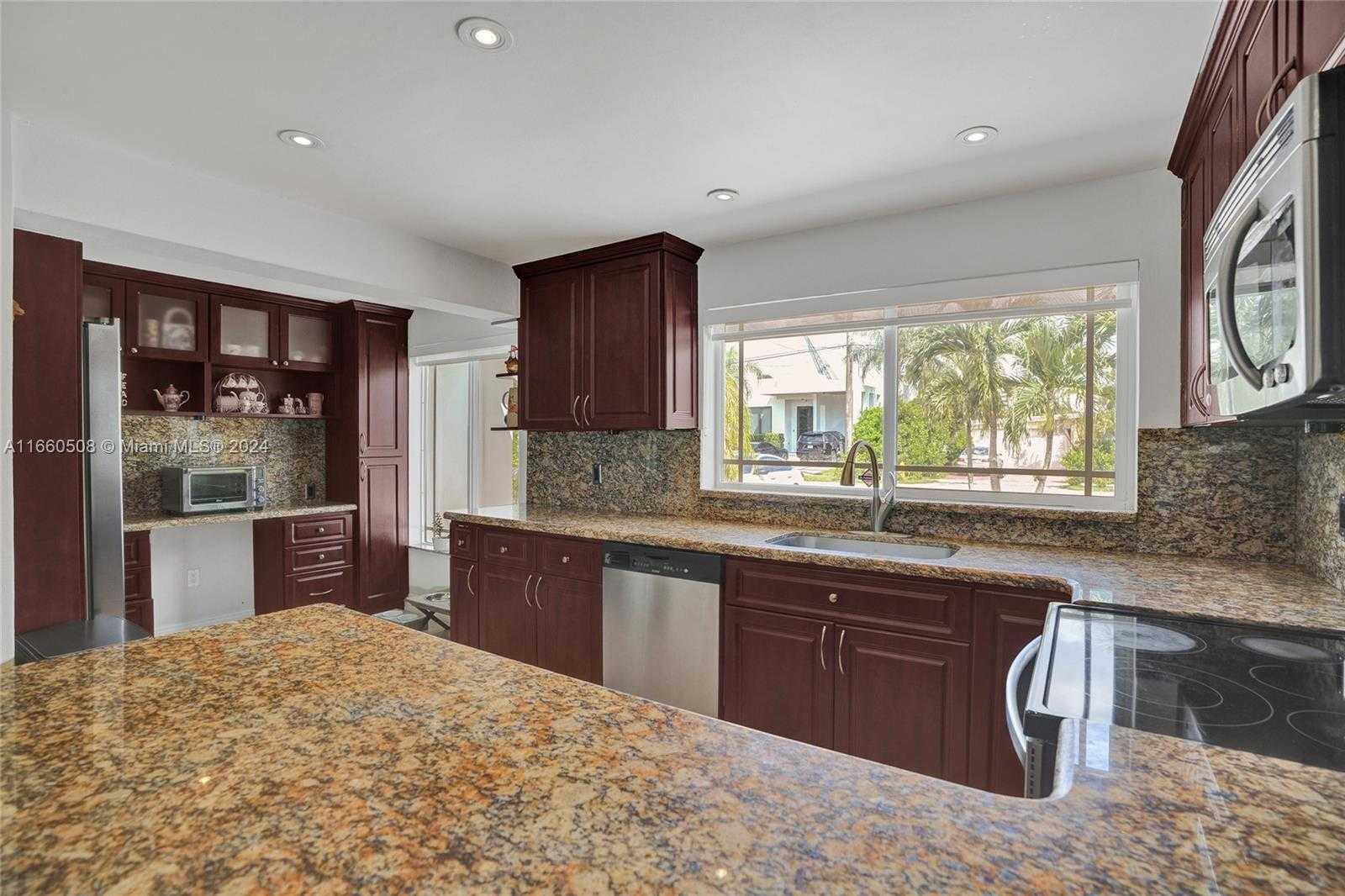 Small Image of 1910 NORTH HIBISCUS DR, North Miami Number 10