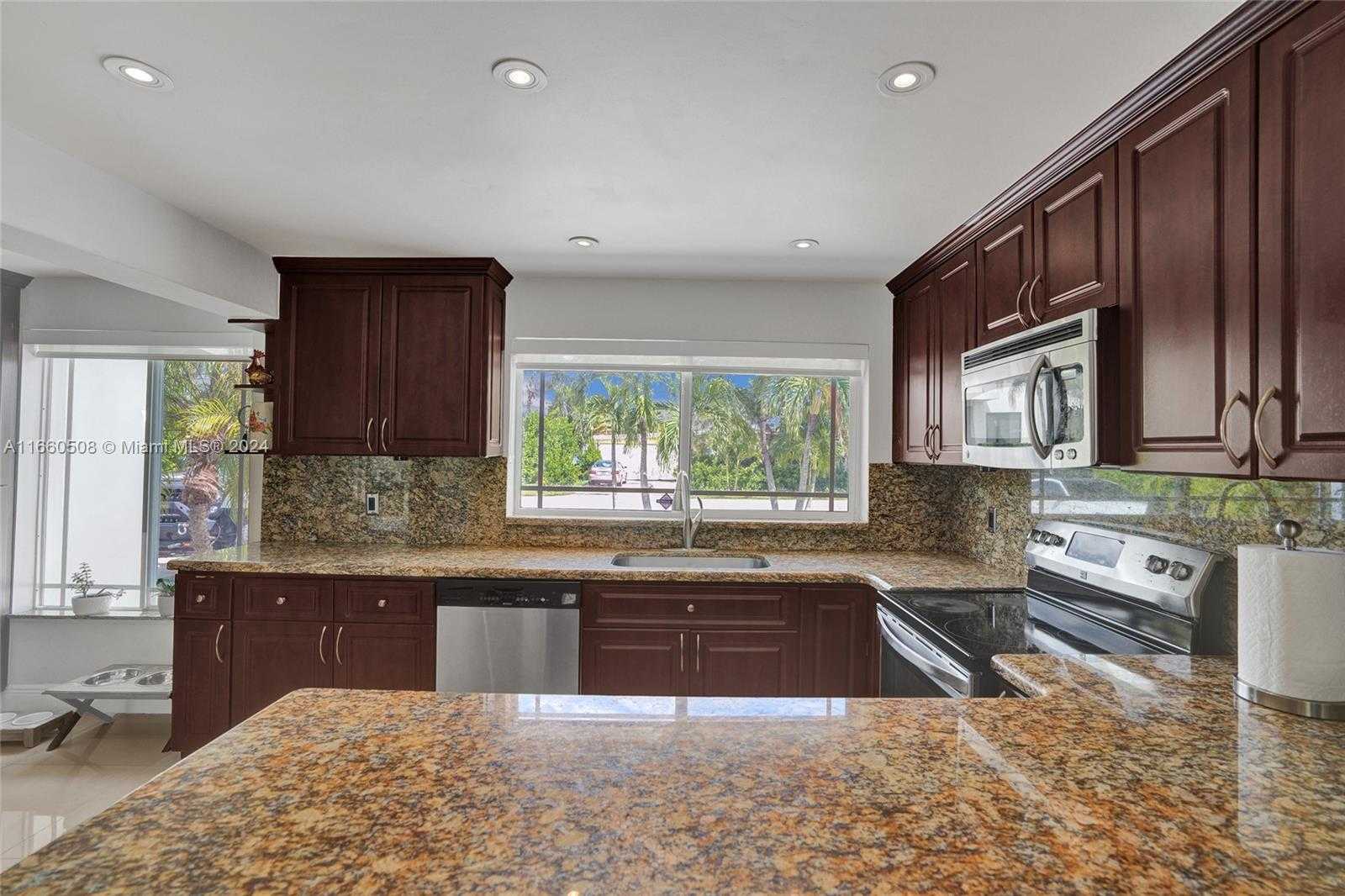 Small Image of 1910 NORTH HIBISCUS DR, North Miami Number 11