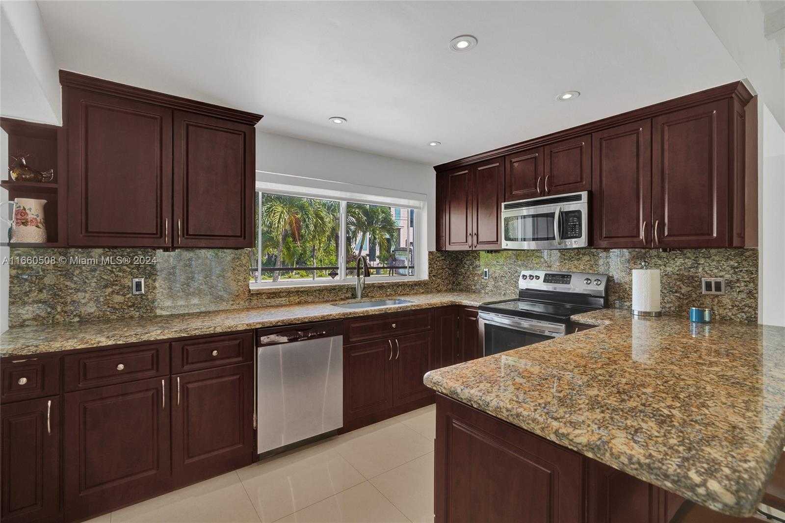 Small Image of 1910 NORTH HIBISCUS DR, North Miami Number 12