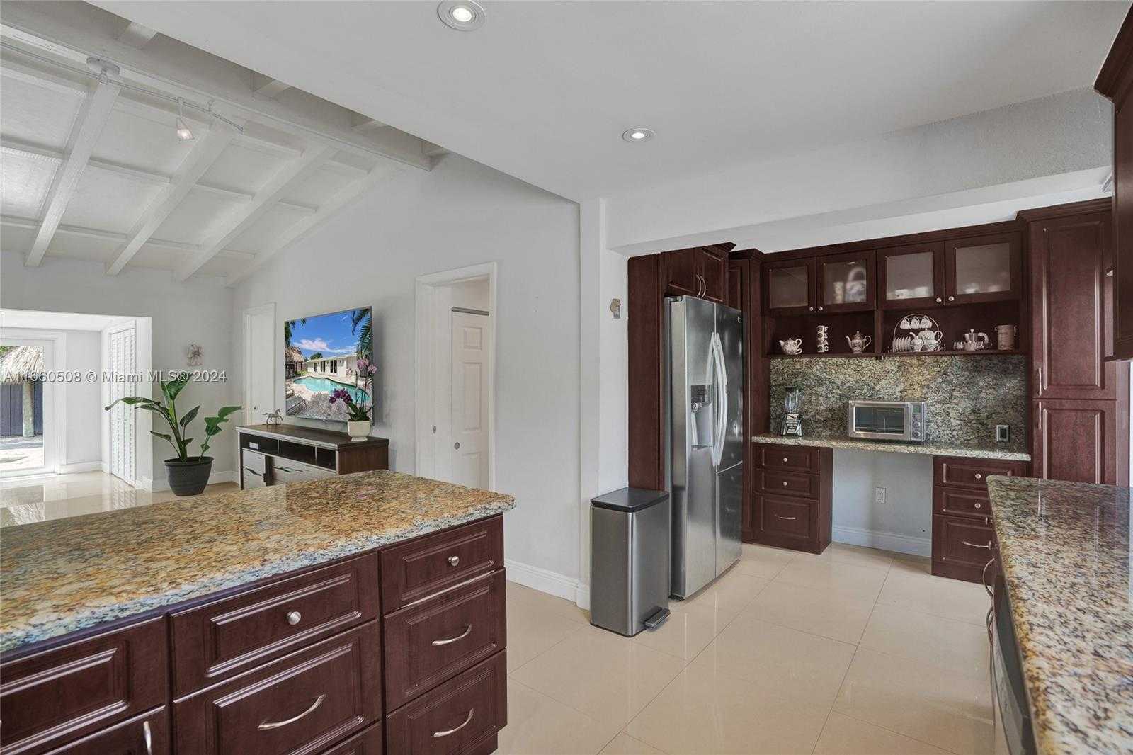 Small Image of 1910 NORTH HIBISCUS DR, North Miami Number 15