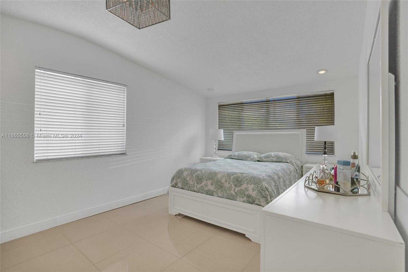 Small Image of 1910 NORTH HIBISCUS DR, North Miami Number 21