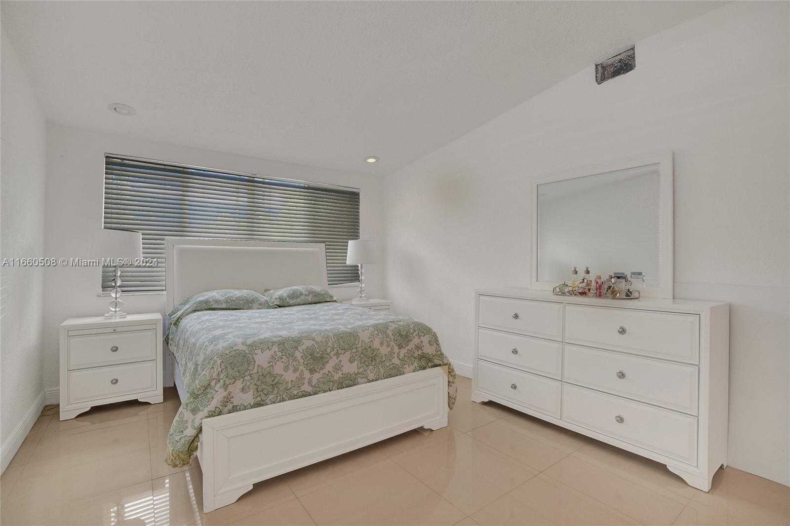 Small Image of 1910 NORTH HIBISCUS DR, North Miami Number 22