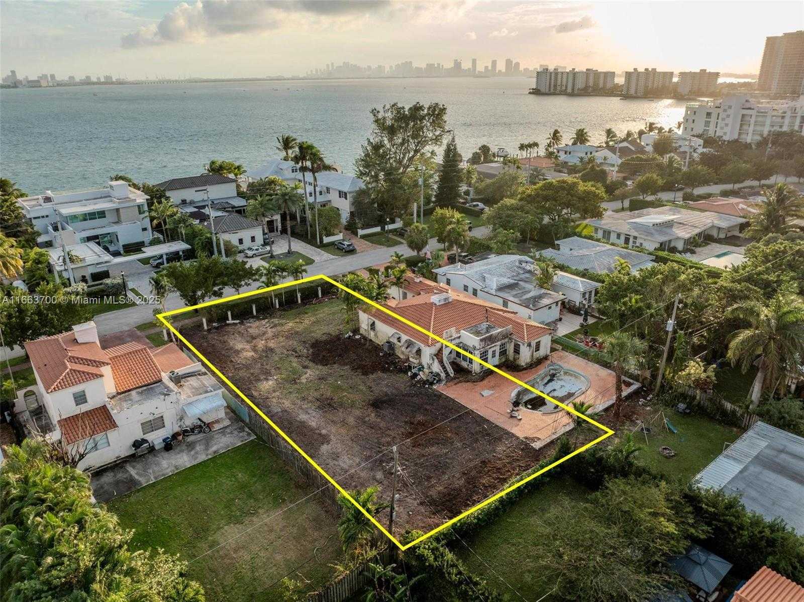 Small Image of 1785 BAY DR, Miami Beach Number 23