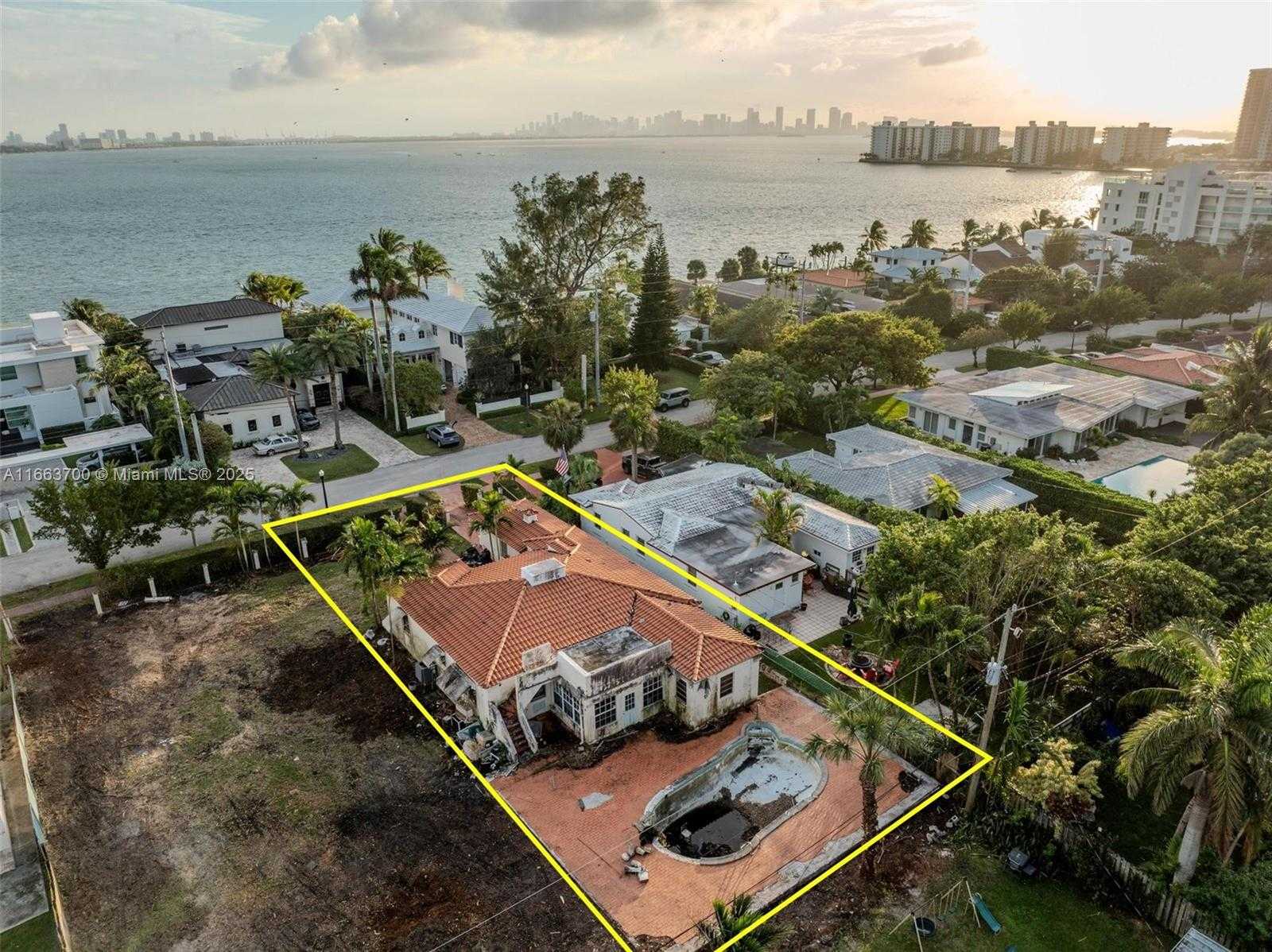 Small Image of 1785 BAY DR, Miami Beach Number 25
