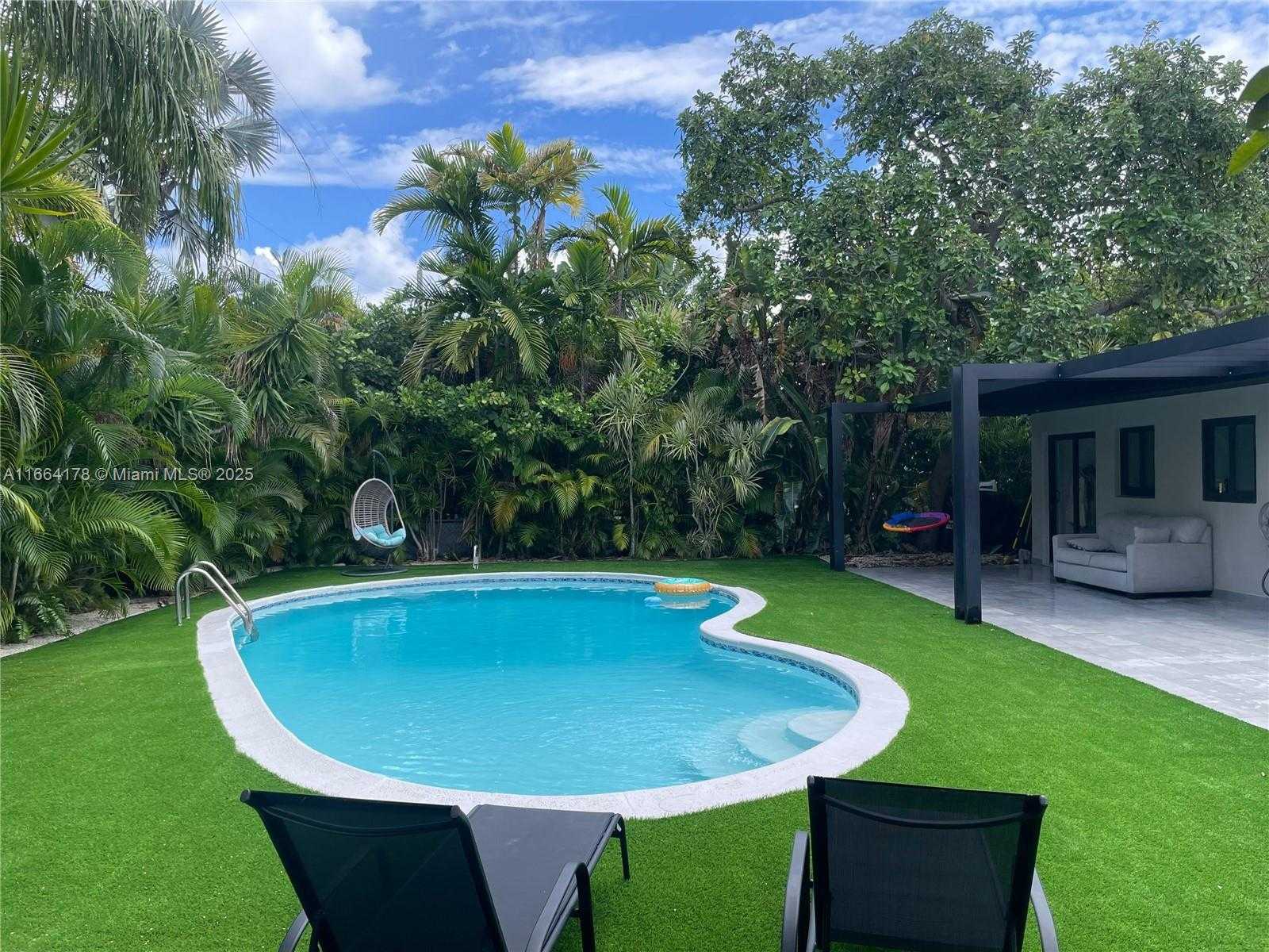 Small Image of 1955 Alamanda Dr, North Miami, FL 33181, USA Number 11