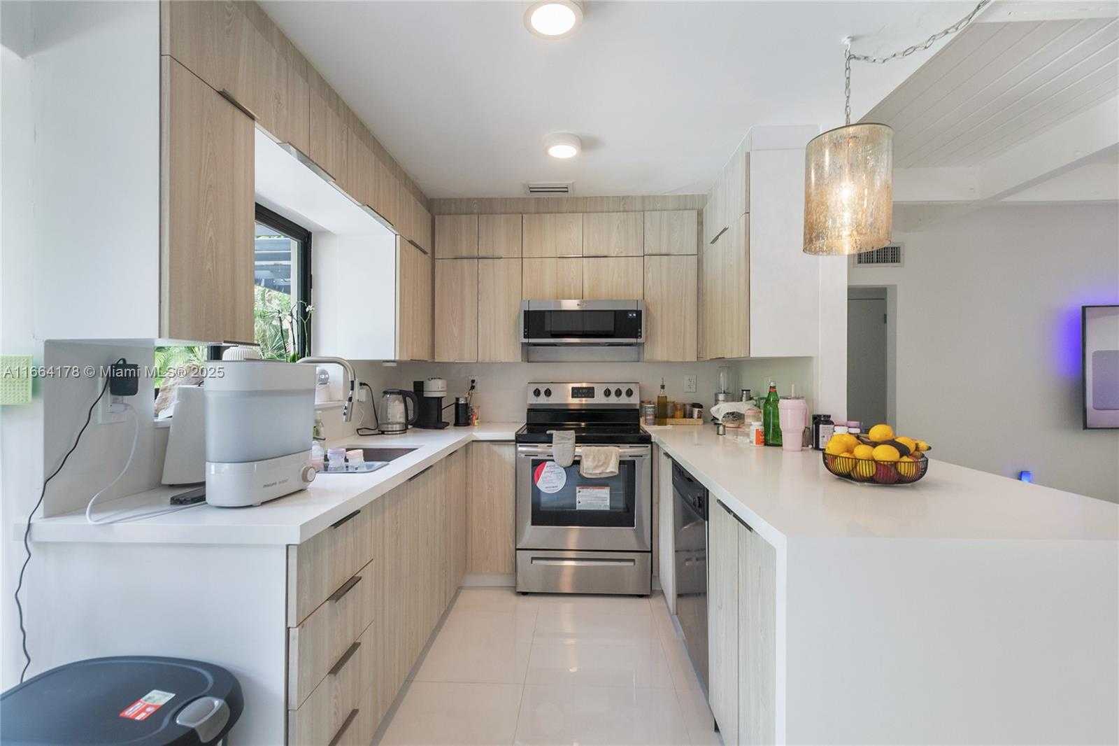 Small Image of 1955 Alamanda Dr, North Miami, FL 33181, USA Number 13