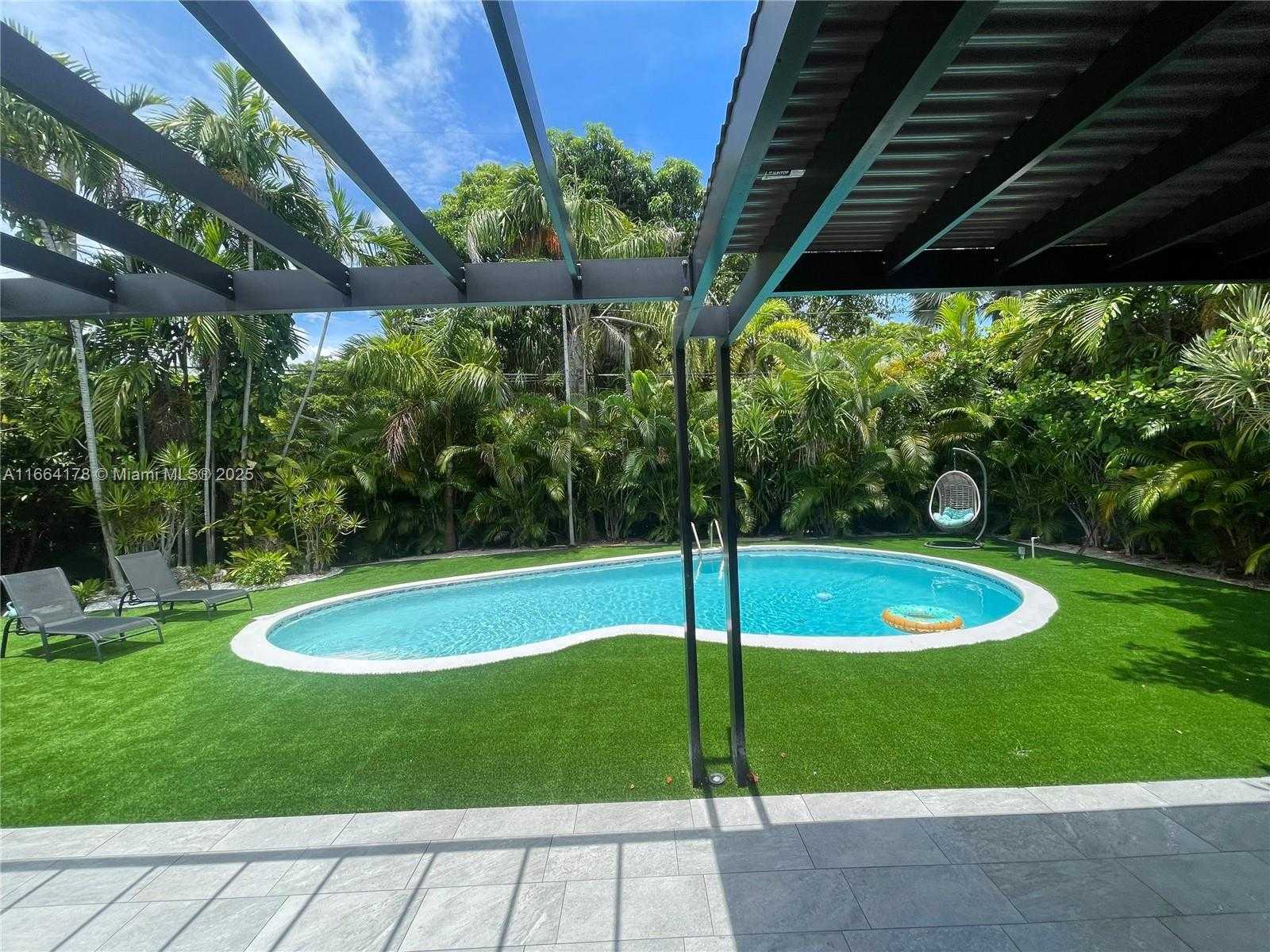 Small Image of 1955 Alamanda Dr, North Miami, FL 33181, USA Number 14